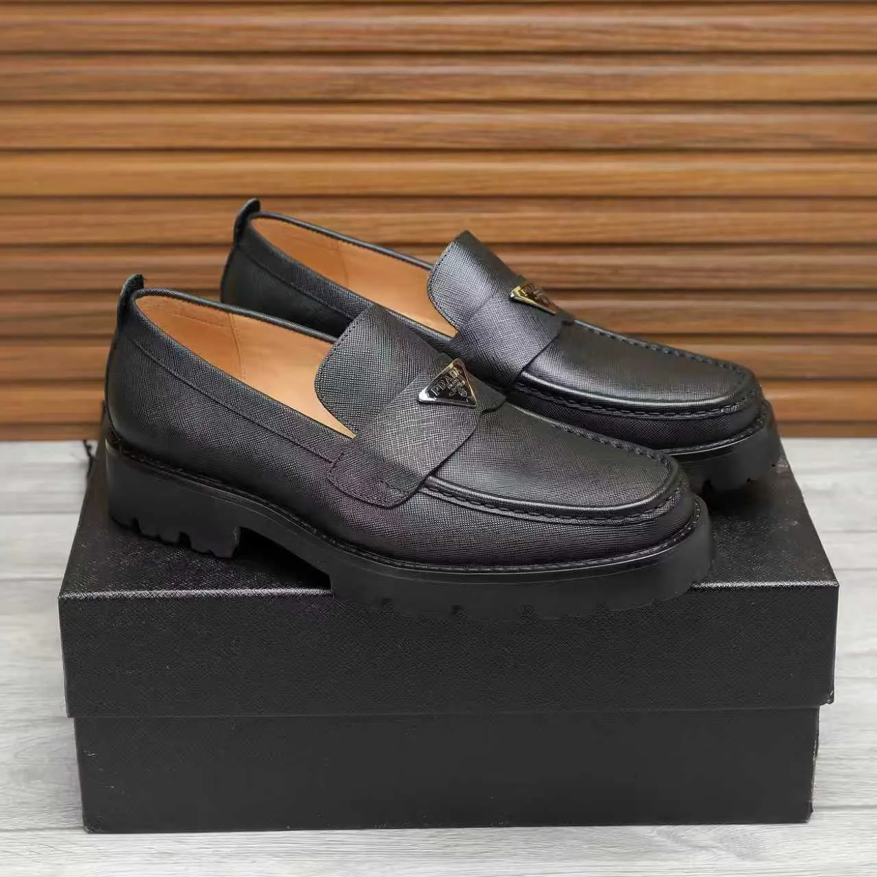 Men's shoes 💰540 💰💰🎩🎩【Prada】Counter 1:1⬆️original reproduction, absolute quality🆗original outsole, high-quality imported rubber, wear-resistant and non-slip, never degummed, upper material: imported first-layer cowhide➕anti-slip foam outsole, official website material, inner material: water-dyed leather lining, 6 colors available! Code number 38-45